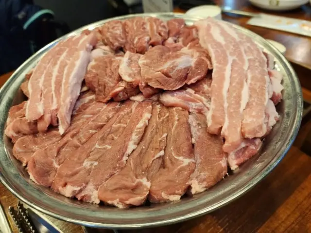 Dwaejikkumkkuneunjip 家族向け焼肉 3