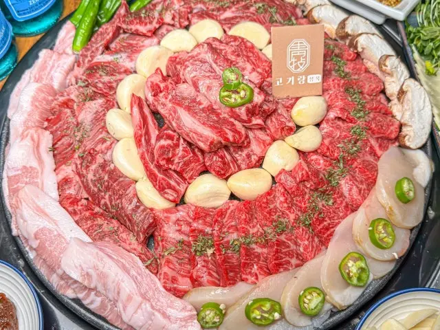 Gogirang Cheongmok Ogyeopsal (Skin-On Pork Belly) 1