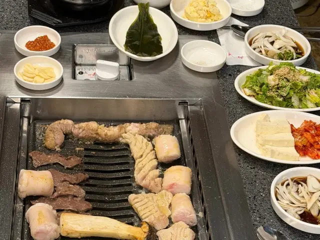 Eonnineyanggopchang 団体向け焼肉 2