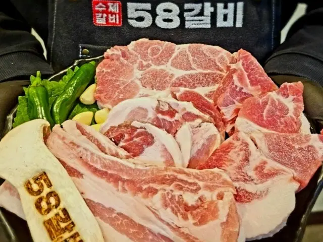 58 LAgalbi&dwaejigalbi&saengsamgyeopsal&kkakttukmoksal&kkeopdegi Galbi (Korean Short Ribs) 2