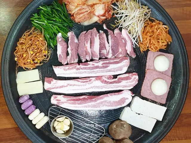 Jjanggunewangttukkeongsamgyeopsal Homaesil店 平价烤肉 1