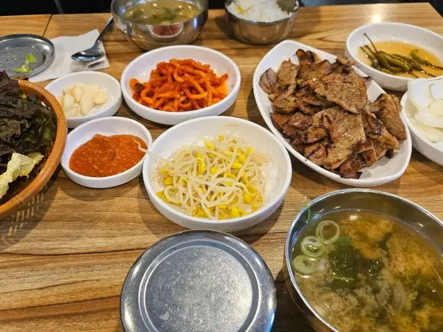 Munraedwaejibulbaek Sinjeong Branch Solo-Friendly Korean BBQ 3