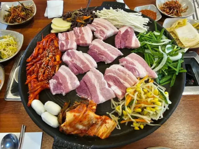 Deodeoksotttukkeongsamgyeopsal Buyeong店 照片 1