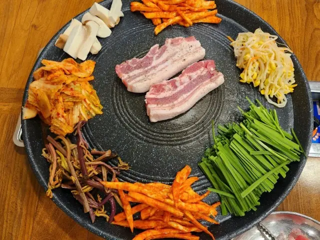 Deodeoksotttukkeongsamgyeopsal Buyeong店 照片 3