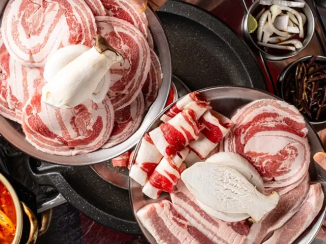 Busandae Maeilkkotdon Daepae (Thin-Sliced Pork Belly) 1