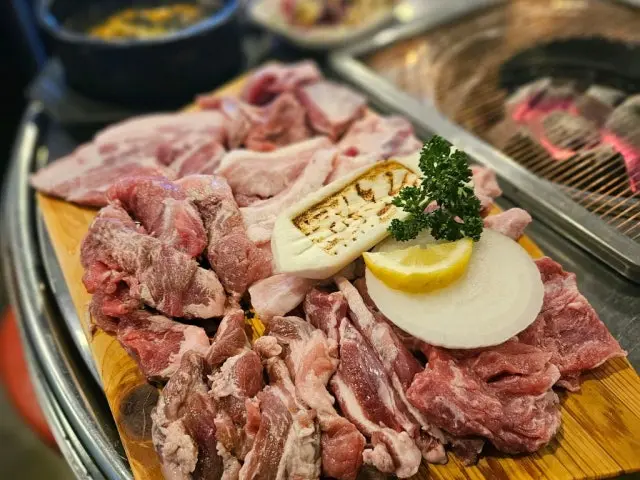 Jungdokdwitgogijeongyukjeomppang Sokcho Branch Dwitgogi (Pork Trimmings BBQ) 2
