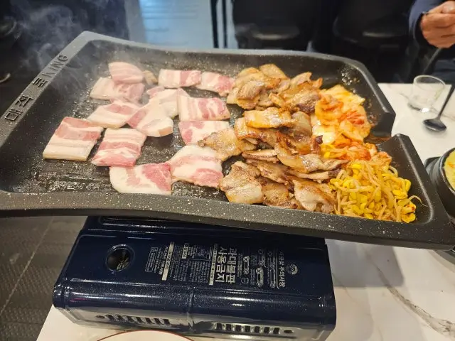 Naneun Dwaejitti Neoneun Samgyeop Samgyeopsal (Pork Belly BBQ) 3