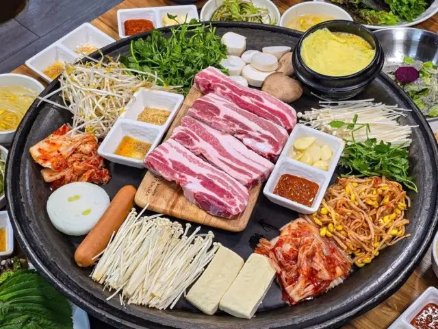 Jaldwaeji Wangttukkeong Samgyeopsal Main Branch Chadolbagi (Beef Brisket) 1