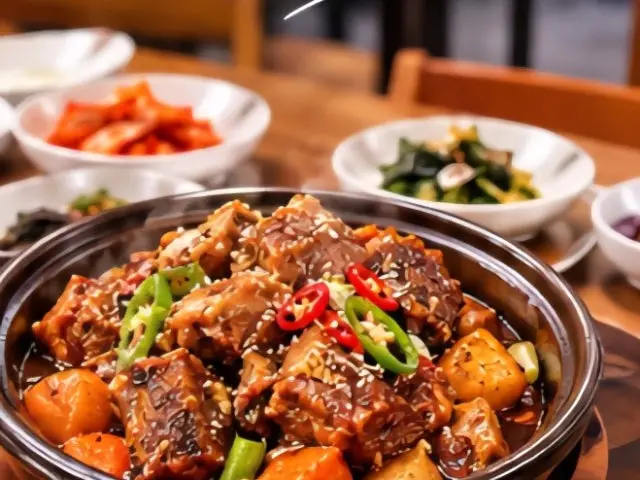 Heunghwajinhangaridwaejigalbijjim Solo-Friendly Korean BBQ 1
