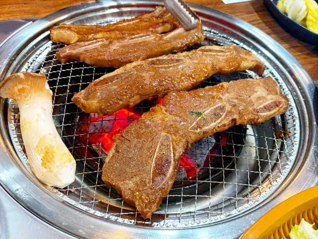 Gwongane Hwanggeumhwaro Gangreungsujaegalbi 總店 豬排骨 1