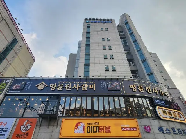 Myeongryunjinsagalbi Suwon Ajudae店 炭火烤排骨 2