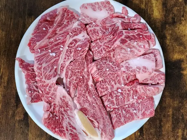 Samsamoosutbulsikdang Galbi (Korean Short Ribs) 2