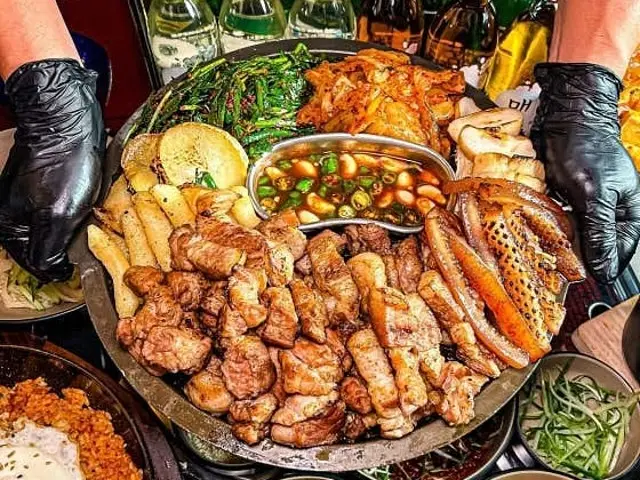 Dwaebongsamgyeopsal Daehakro店 写真 1