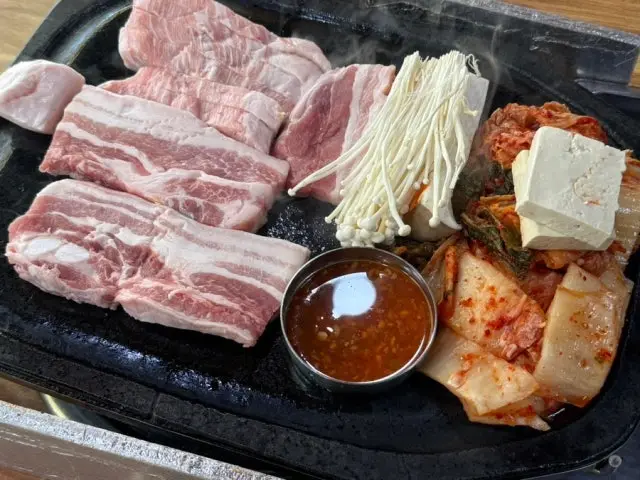 Mannyeonttongdwaeji 老字号烤肉 3