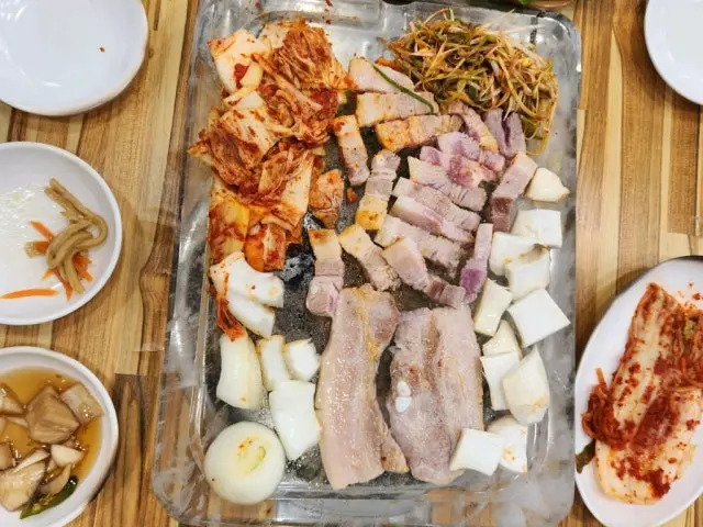 돌판삼겹살과부대찌개 가성비 사진 2