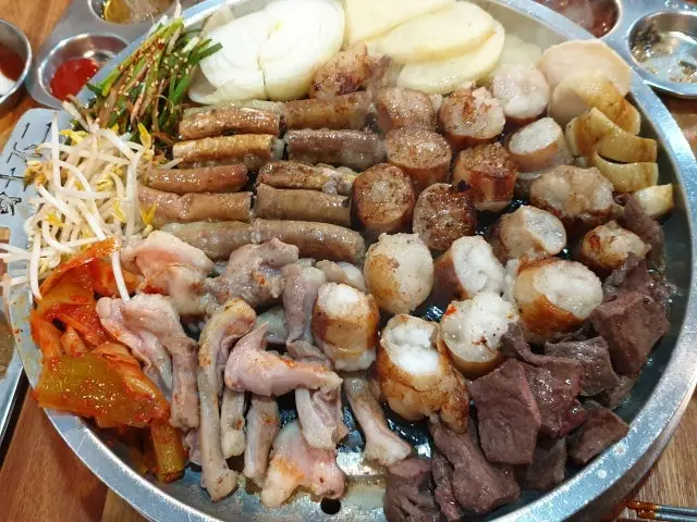 Ssangdunginehwangsodolgopchang Family Korean BBQ 1