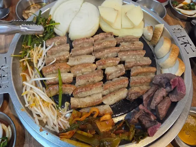 Ssangdunginehwangsodolgopchang Family Korean BBQ 2