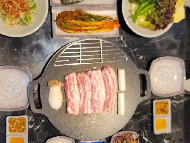Uyeon Geu Gogitjip Moksal (Pork Neck) 2