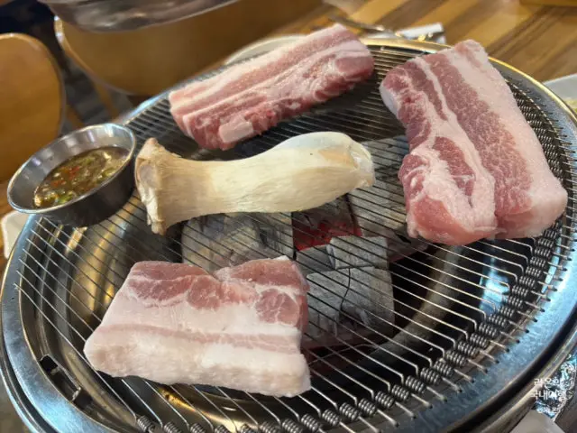 Kkumuinongjangjeongyuksikdang Incheonyonghyeon Branch Korean BBQ for Groups 3