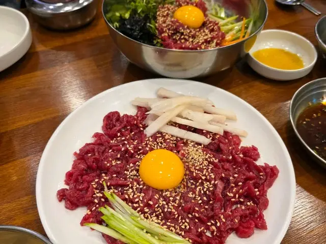 광장 동문 육회 사진 3