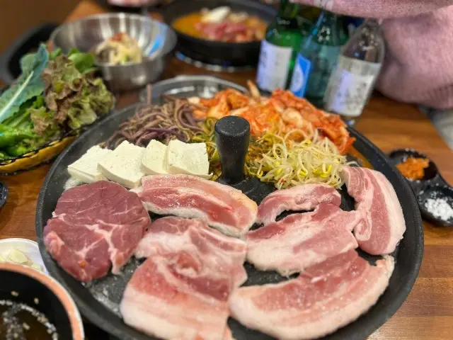 Chonggaknesotttukkeongsamgyeopsal Korean BBQ 1