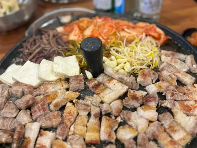 Chonggaknesotttukkeongsamgyeopsal Korean BBQ 2