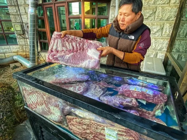 Nureongsokkamangdwaeji Moksal (Pork Neck) 1