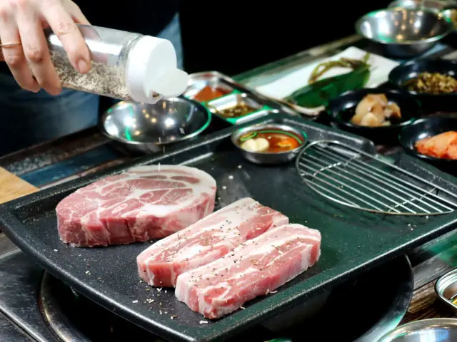 Jirisanhwangjeamdwaeji Charcoal-Grilled Galbi 1