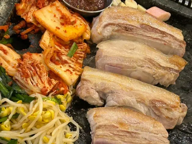Jirisanheukdwaejigopdolgui Ogyeopsal (Skin-On Pork Belly) 3