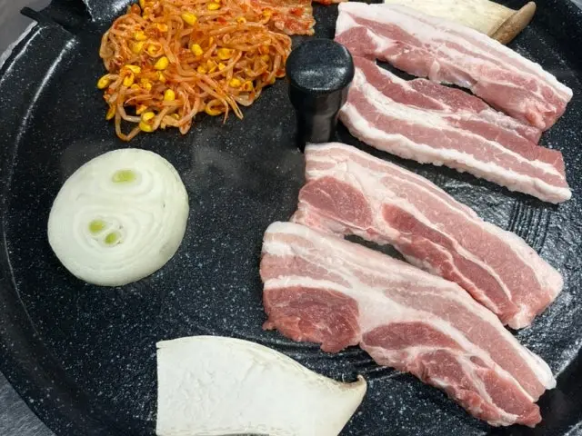 솥뚜껑삼겹살집 사진 3