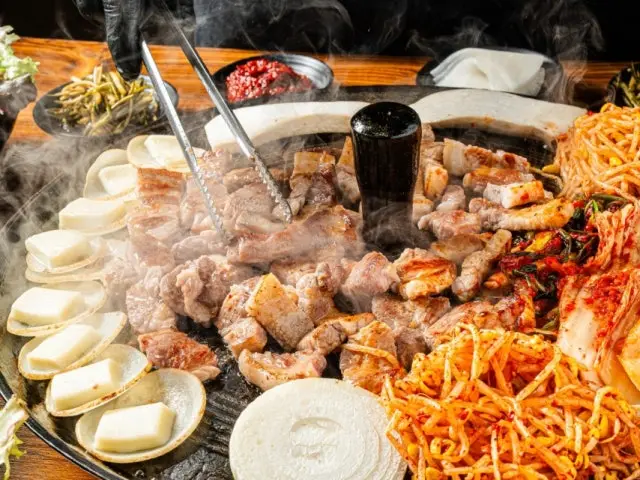 Daepansotttukkeonggimchisamgyeopsal Korean Beef BBQ (Hanwoo) 1