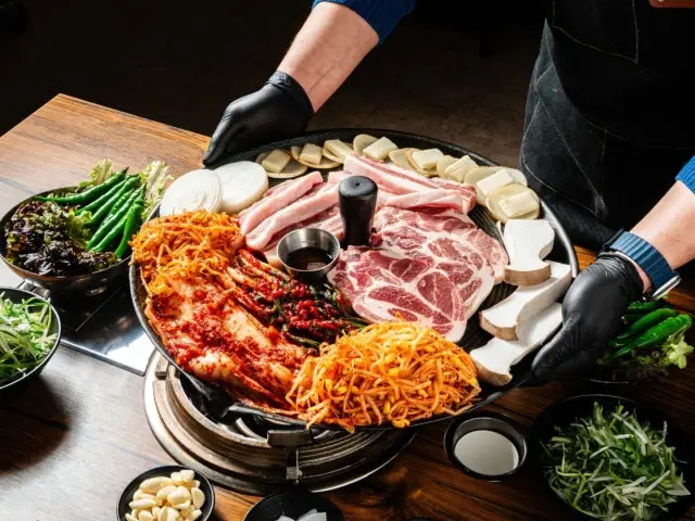 Daepan Sotttukkeonggimchisamgyeopsal Hanwoo (Korean Beef) 2
