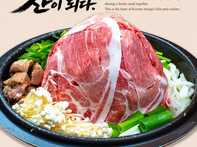 Jjoldwaejisikdang Hyehwadaehakro Main Branch Galbi (Korean Short Ribs) 1