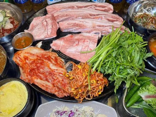 Halmaesotttukkeongsamgyeopsal Cheonandujeong店 黑豬肉燒肉 1