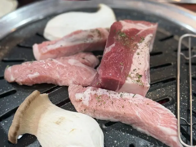 Senteom Jejudonga Ogyeopsal (Skin-On Pork Belly) 3