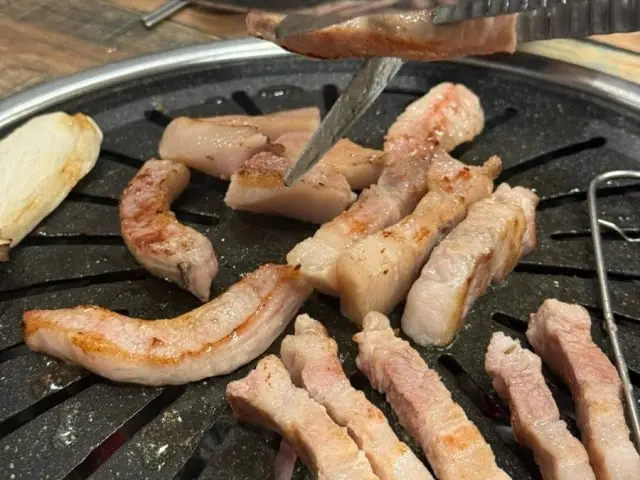 Itaebaeksutbulgui Samgyeopsal (Pork Belly BBQ) 1