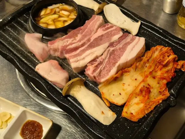 Hanmarijeongyuksikdangajudaejeom Late-Night Korean BBQ 2