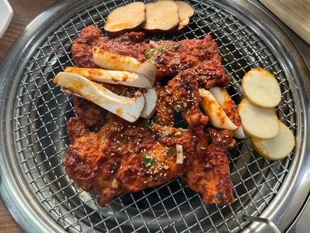 Homaesilsutbuldwaejidakgalbi Korean BBQ 1