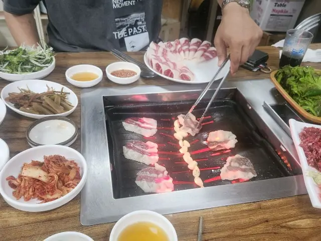 Jeongilpum Chuksan Daepae (Thin-Sliced Pork Belly) 3